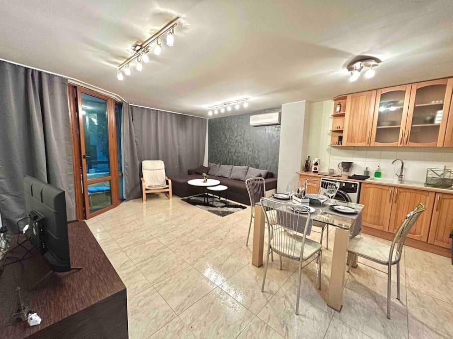 By The Sea Apartment Warna